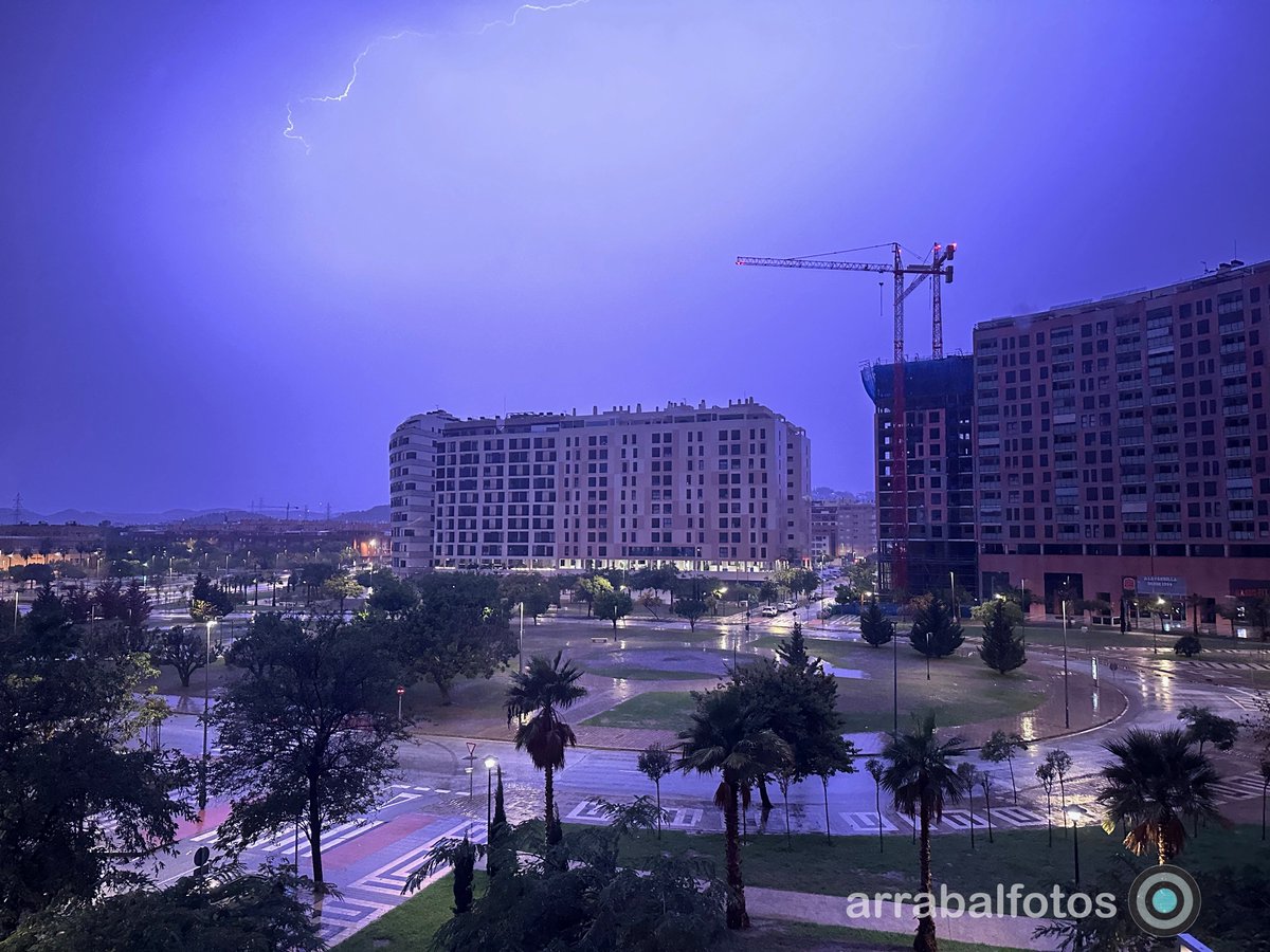 arrabalfotos's tweet photo. Noche de tormentas en Málaga. https://t.co/QTcDWjKzRD