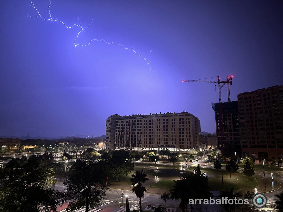 arrabalfotos's tweet photo. Noche de tormentas en Málaga. https://t.co/QTcDWjKzRD