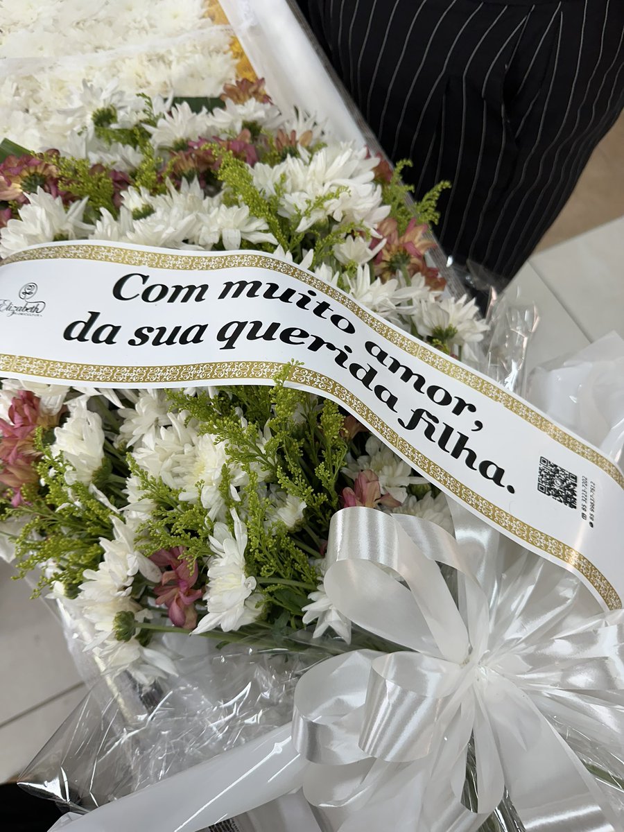 ehnaroca's tweet image. o quão devastador é perder uma mãe para o câncer de mama no outubro rosa, nunca vou superar o mês de outubro, nunca senti uma dor tão forte, tão devastadora. Tentei olhar todos os mínimos detalhes da pele dela hoje pra eu não esquecer nunca de como ela era linda