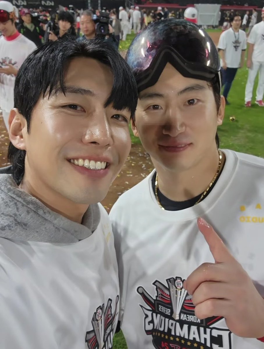 ttoo2i's tweet photo. 영호MC와 함께 찍은 셀카 

전상현 이준영 나성범 윤영철 https://t.co/xiJnVIV6xy