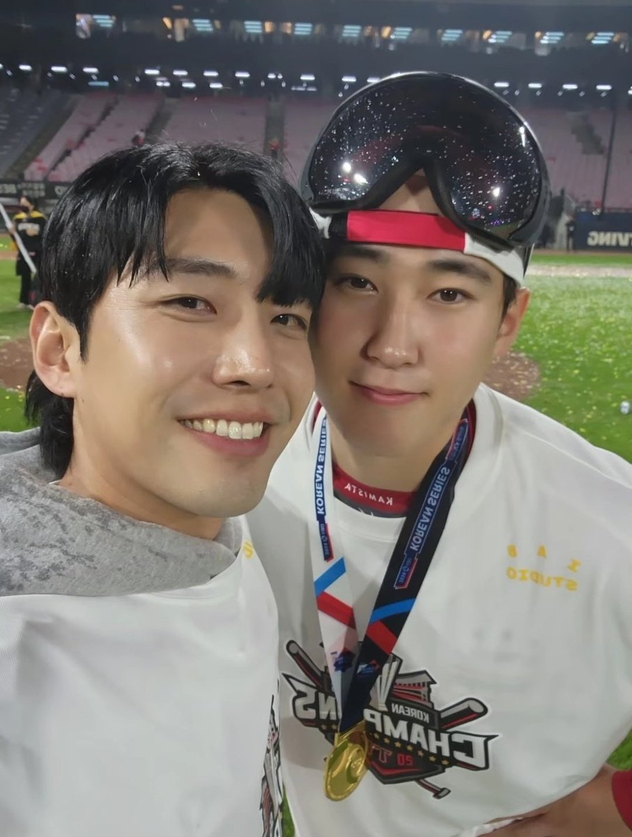 ttoo2i's tweet photo. 영호MC와 함께 찍은 셀카 

전상현 이준영 나성범 윤영철 https://t.co/xiJnVIV6xy