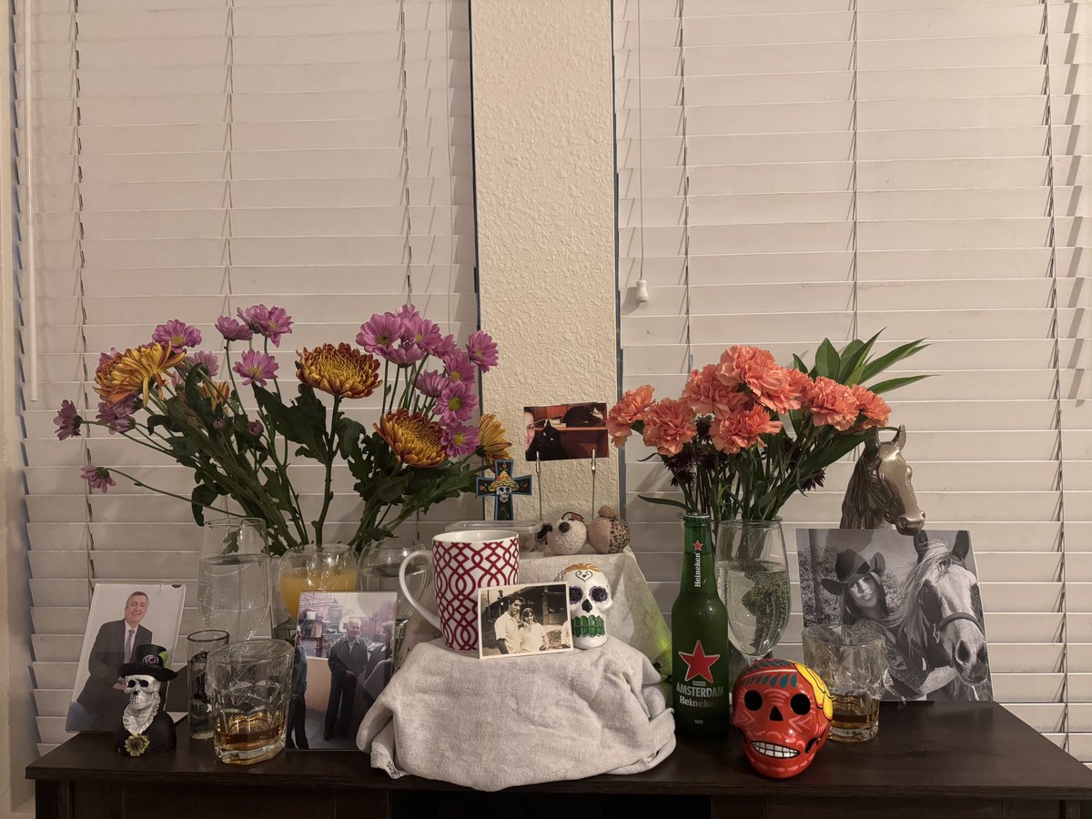 My_Seytu's tweet photo. @gloriadiazsalom Día de muertos 🦋desde los angeles. Adelantado. Abrazos preciosa si algún mensaje que deseen compartir soy toda oídos 👻soy pisis ascendente capri de las 2:30 am. Aquí Están los que caen bien 👍😉y quienes he querido con mi corazón ♥️ abrazos espaciales preciosa. https://t.co/sQAntqvUSV