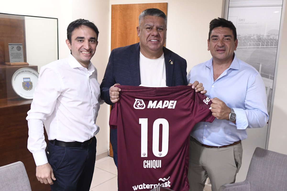 tapiachiqui's tweet photo. Una reivindicación a la gran historia de la institución, que ganó el título de la mano de aquel emblemático equipo liderado por Juan Héctor Guidi.

Gracias, @luischebel, por recibirme. ¡Felicidades a todo el Pueblo Granate! ⭐🏆 https://t.co/7r8zzLG3zt