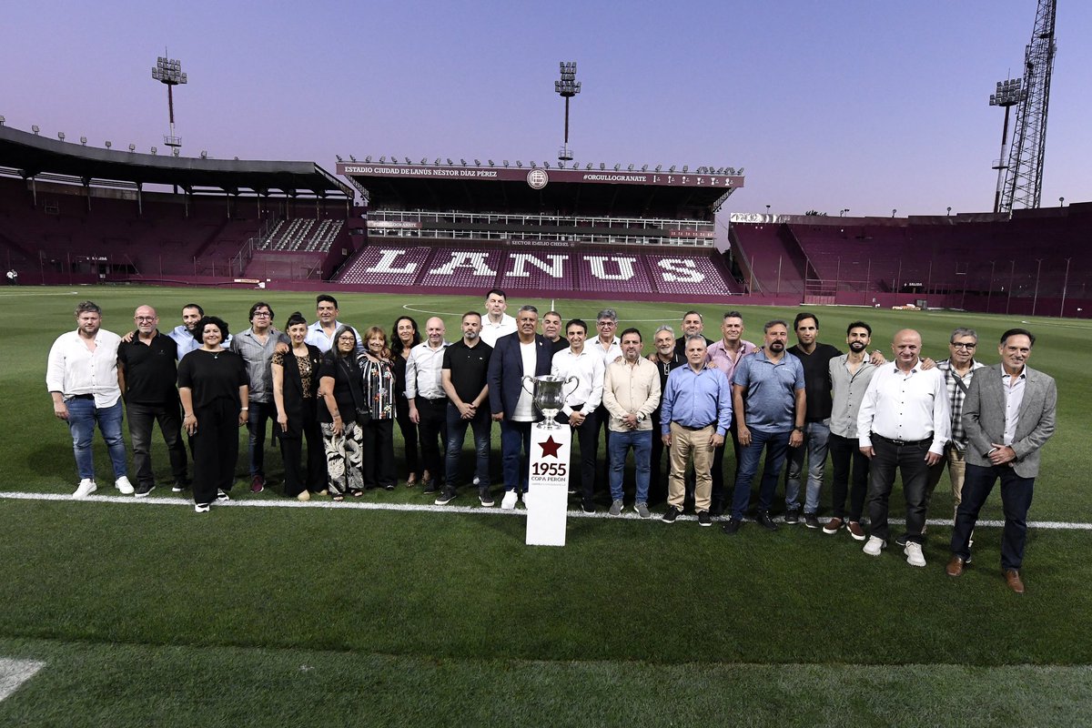 tapiachiqui's tweet photo. Una reivindicación a la gran historia de la institución, que ganó el título de la mano de aquel emblemático equipo liderado por Juan Héctor Guidi.

Gracias, @luischebel, por recibirme. ¡Felicidades a todo el Pueblo Granate! ⭐🏆 https://t.co/7r8zzLG3zt