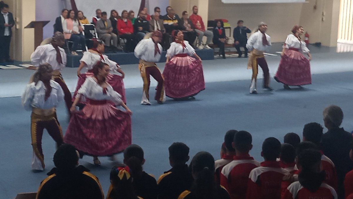 AbrahamJesusAc4's tweet photo. #Observadortlaxcaltec 
El Ballet Juvenil de Tecnológico Nacional de Puebla se llevó los aplausos al presentar un mosaico musical en el gimnasio de la institución tras la llegada del Fuego simbólico de los Juegos de la zona Centro de nivel secundaria en donde participan 12 colegio https://t.co/3R8D0dwCy0