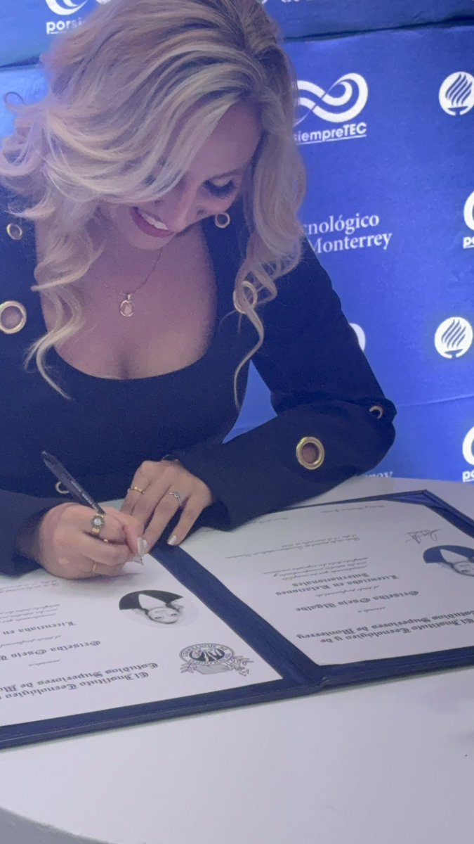 LuisGOsejo's tweet photo. Dos carreras! Abogada e Internacionalista. Muchas muchas felicidades mi vida! Gracias por este momento de felicidad @Grisejou ❤️❤️❤️. Tu felicidad es mi felicidad. https://t.co/4XOPEmv9vG