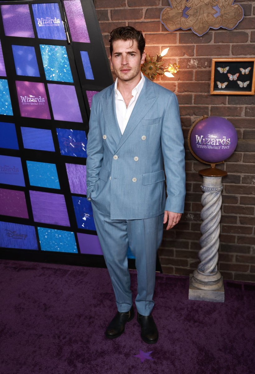 Gregg Sulkin Brasil (@greggsulkincom) on Twitter photo Mais fotos do <a href="/greggsulkin/">Gregg Sulkin</a> na premiere de “Os Feiticeiros Além de Waverly Place’ em Los Angeles. Mais fotos do <a href="/greggsulkin/">Gregg Sulkin</a> na premiere de “Os Feiticeiros Além de Waverly Place’ em Los Angeles.