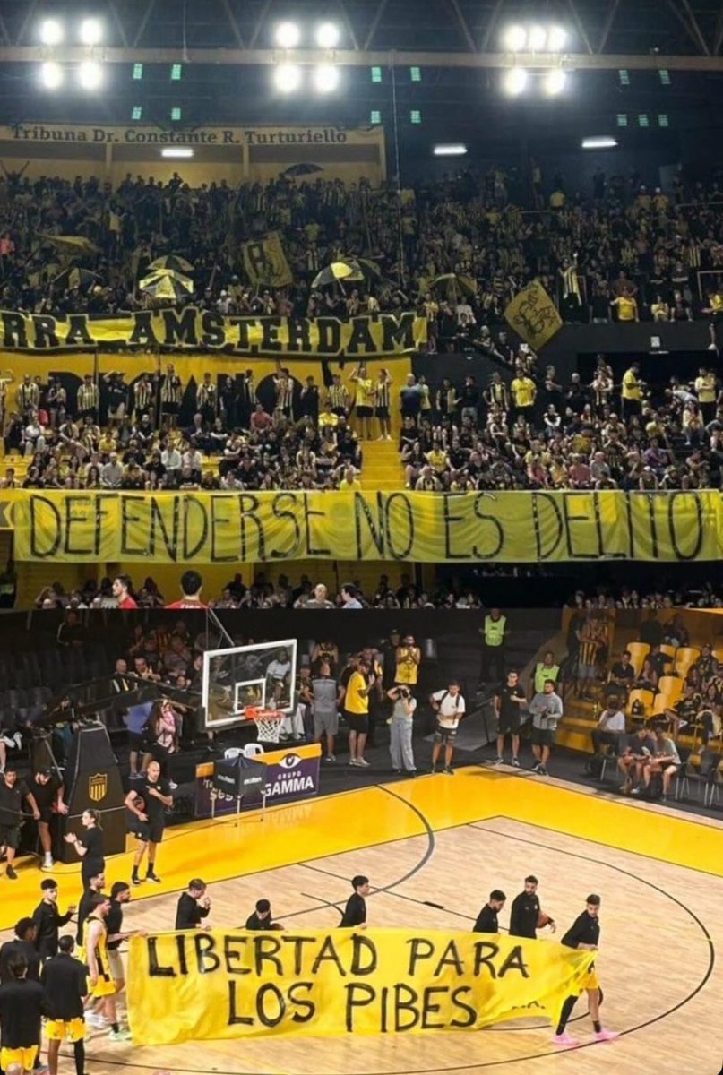 Barras_LATAM's tweet photo. 🇺🇾🇧🇷 "Defenderse no es delito" 

"libertad para los pibes" 

Los jugadores del Básquet de Peñarol y la gente del Manya, pidiendo por la libertad de los Carboneros que continúan detenidos en Brasil. https://t.co/yA8fgQ6WJ3