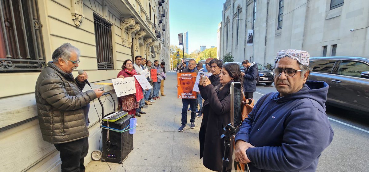Gulalai_Ismail's tweet photo. On the behalf of The Exiled-جلاوطن and Pakistan Progressive Forum I am grateful to everyone who gathered yesterday in front of Pakistan consulate to demand justice for Dr. Shahnawaz and other blasphemy killing victims. 1/n https://t.co/9bUmhAkUk9