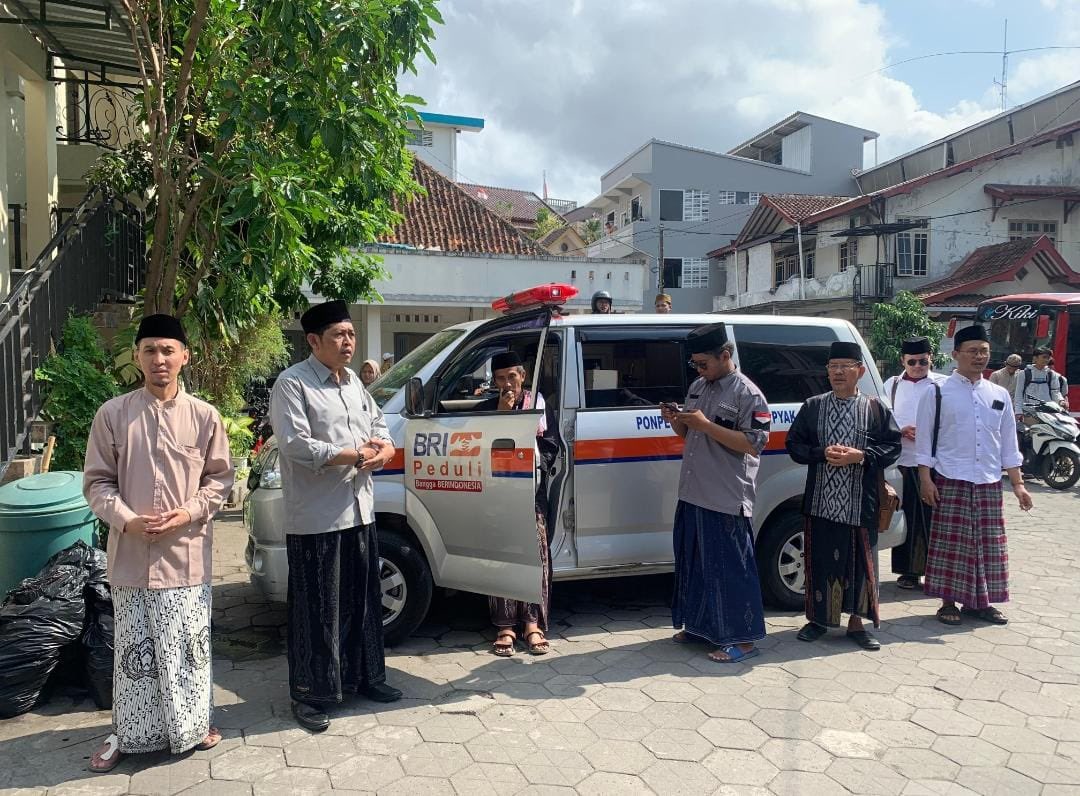 almunawwir_com's tweet photo. Do'a bersama dipimpin oleh para Masyayikh Krapyak sebelum berangkat ke Polda DIY untuk menyuarakan aksi. Bismillah semoga lancar. 

#jogjadaruratmiras https://t.co/IUayFdarc6