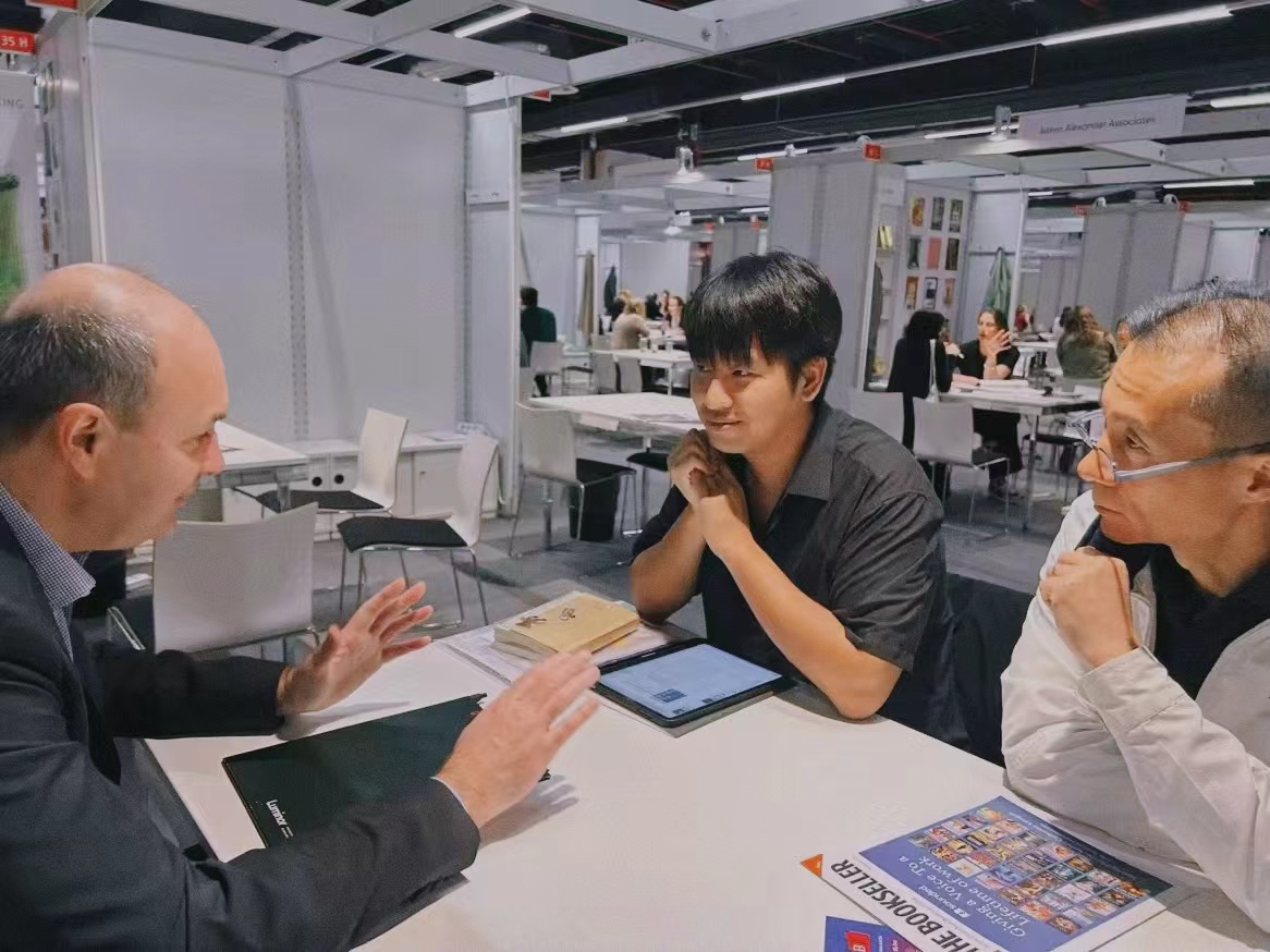 Cheers_Books's tweet photo. At 2024's #FrankfurtBookFair, Cheers became one of the most active Chinese publishers, trying to introduce local authors and books to a wider audience. It’s been incredible to work with so many brilliant agencies and book lovers. We are making Chinese books known to more. 🤩📚 https://t.co/usLS9PIGVD