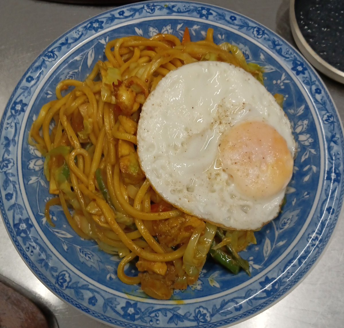 ミックスチョーミンがパワーアップ？しましたよ
粗切り錦糸卵→目玉焼き、に変更

エビと鶏肉と野菜がいっぱい入ったミックスチョーミン、食べてみてよ！