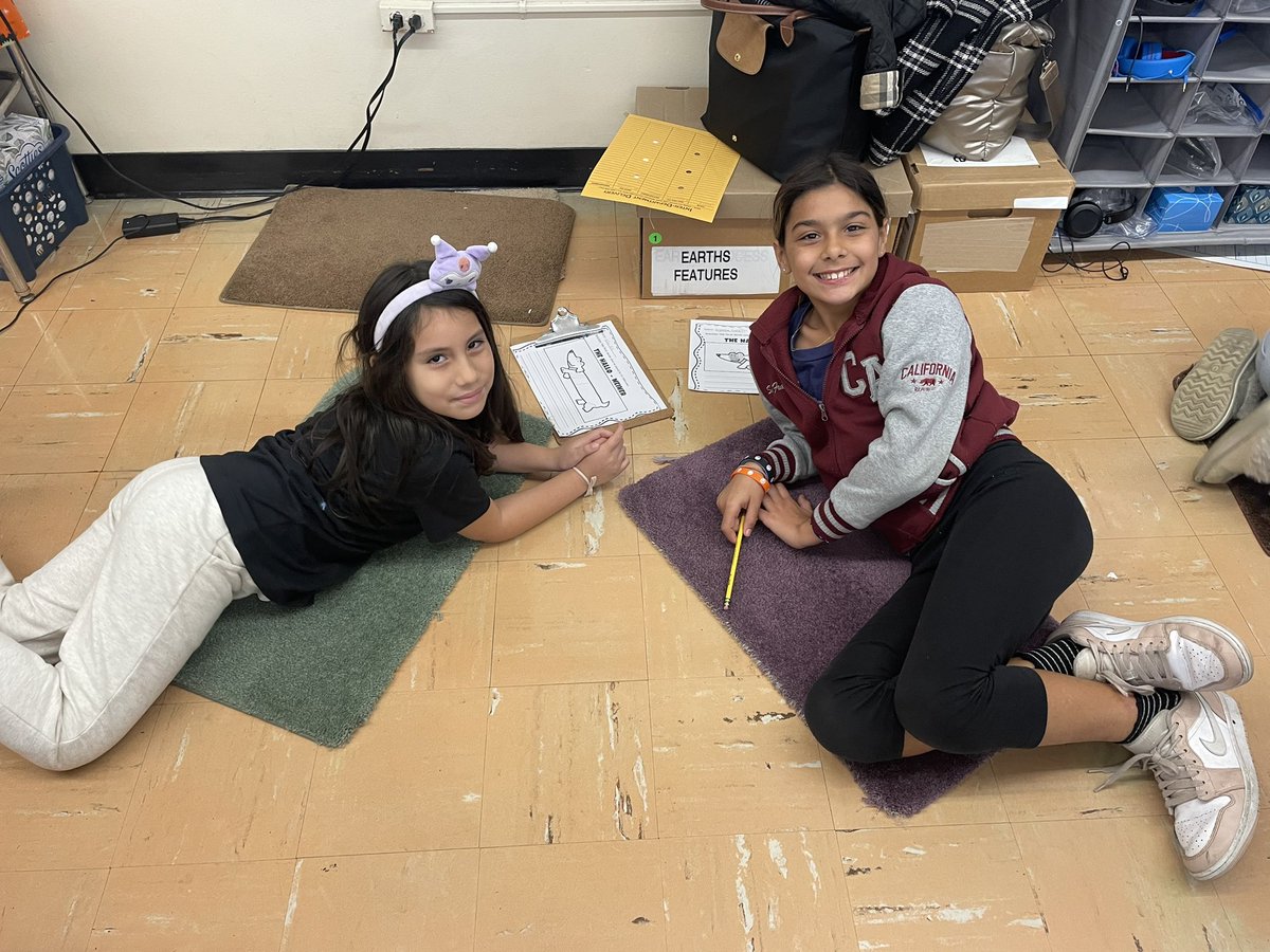 Awesome morning hanging with our 2nd grade book buddies! 📖📚 <a href="/MrsSiebenChris/">Mrs. Sieben-Christensen</a> <a href="/CBS_Bethpage/">Central Boulevard Elementary School</a> #WeAreBethpage