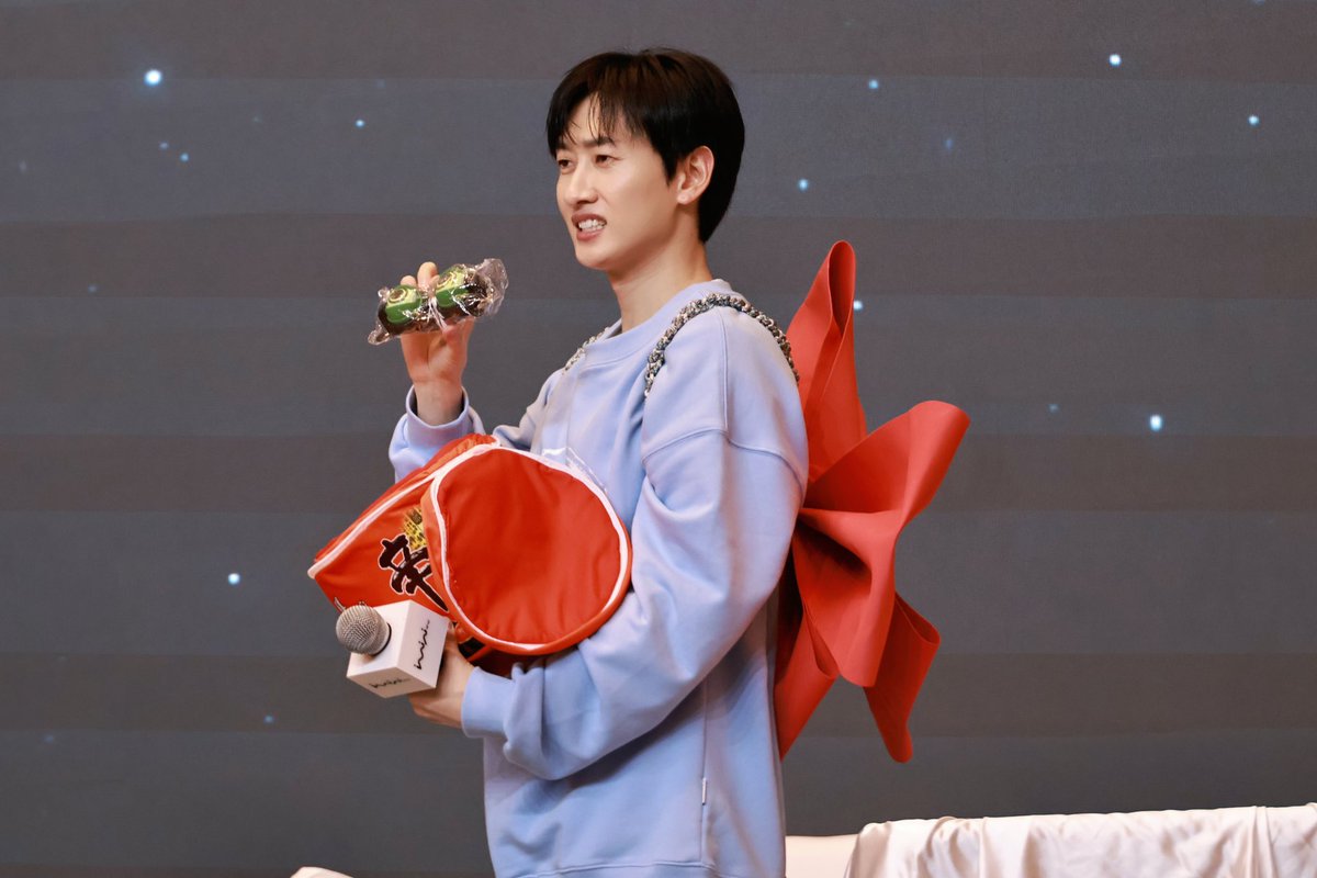 LWing93's tweet photo. 20241027 광저우 팬싸인
🎁🍜

#EUNHYUK 
#ウニョク 
#은혁 
#이혁재
#슈퍼주니어DnE 
#SuperJuniorDnE https://t.co/vMYbFdhcdU
