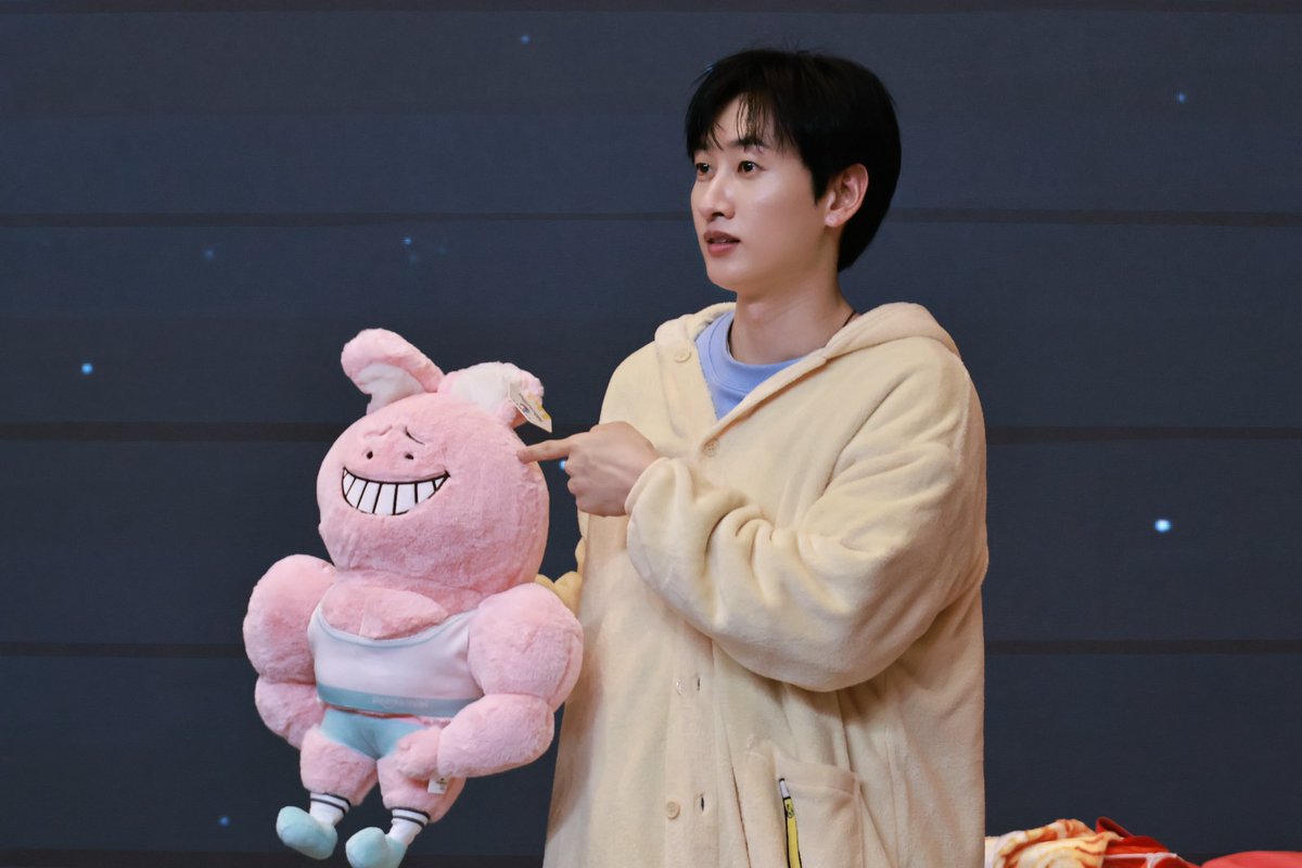 LWing93's tweet photo. 20241027 광저우 팬싸인
🐰💪🏻

#EUNHYUK 
#ウニョク 
#은혁  
#이혁재
#슈퍼주니어DnE 
#SuperJuniorDnE https://t.co/n7VI2oJykS
