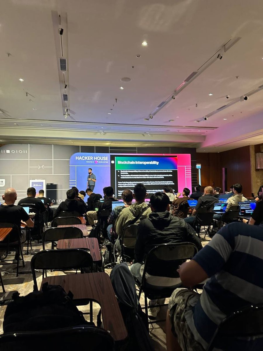 We're on Day 2 at Hacker House with Shiba Warriors team diving into Chainlink CCIP and Blockchain Interoperability. 

We are on the right track. 🔥

#HackerHouse #Blockchain #eth #shibawarriors #shiwa $shiwa #gaming