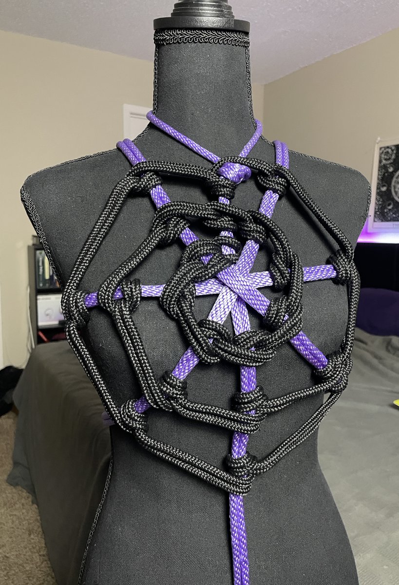 wesleytb13's tweet image. Finally got my mannequin tonight and decided to do a spooky inspired tie I saw on a youtube channel from a guy named Rory. Was a lot of fun to do despite taking a while! So how it started vs. how it ended.