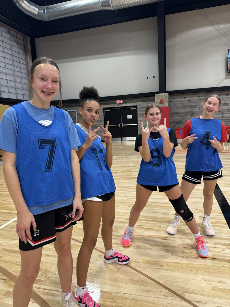 Lisa Van Wyk (@lisamvanwyk) on Twitter photo Loud and Proud!!! These gals were firing it up! Elbows in their shooterβs pockets and nothing but net! Loud and Proud!!! These gals were firing it up! Elbows in their shooterβs pockets and nothing but net!