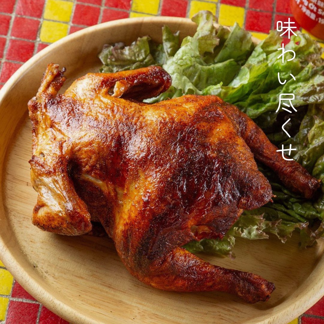 FJF_CHICKEN's tweet photo. 🐔なんばでわいの丸焼きが食べられるのは
ここだけちゃうかぁ～？😏

まるっと一羽やからモモもムネも手羽も骨の髄までしゃぶりつくせる！
みんなで食べ比べしてみてなぁ～😏
▼フォローで一皿無料！
@FJF_CHICKEN 
#なんば焼鳥 #難波焼鳥  
#なんばグルメ #難波グルメ 
#なんばディナー #難波ディナー https://t.co/V2Z9R6JT6q