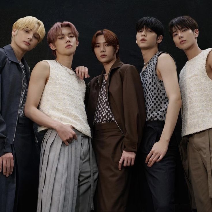 jiwoongiez's tweet photo. so many visuals for a single stage are we KIDDING ? https://t.co/tkaDHHoLhL