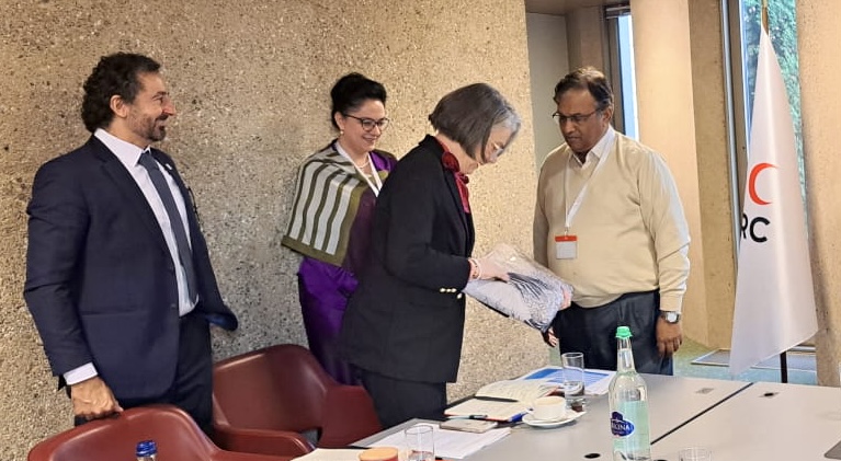 BDRCS1's tweet photo. @BDRCS1 Chairman Major General (Rtd.) Md. Rafiqul Islam and Secretary General Dr. Kabir M. Ashraf Alam ndc had an introductory meeting with the President of the @ifrc, Kate Forbes. They discussed on the changing situations, new governance and  humanitarian needs of the #FDMN https://t.co/WNuWbKsmJc