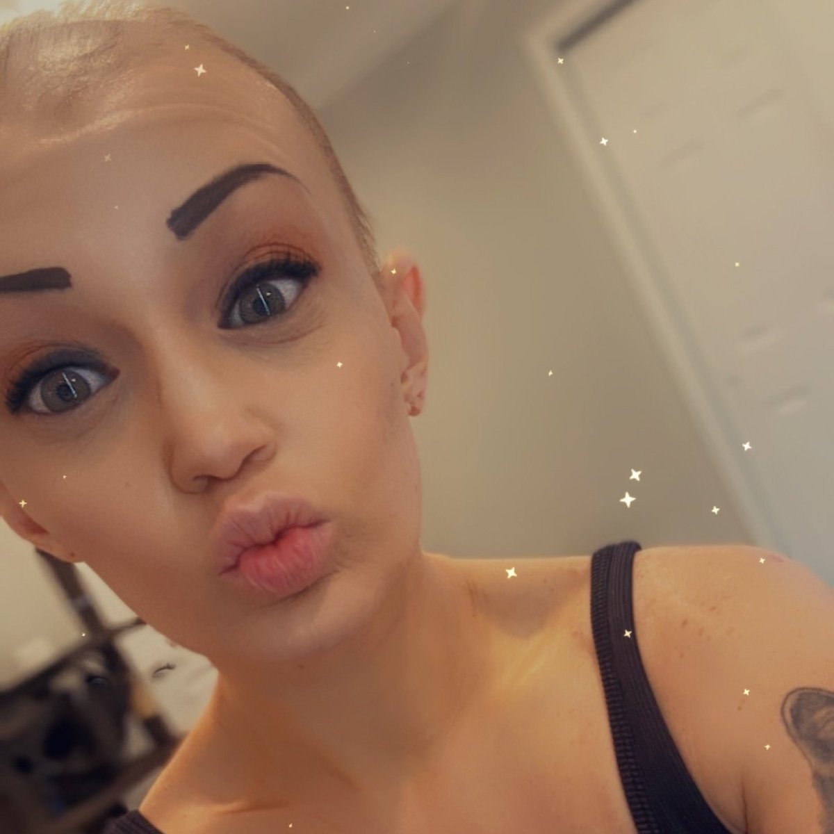 BeyoutifulAriii's tweet image. 💋💋💋 #kisses #Beyourself #baldisbeautiful #makeup #beyou