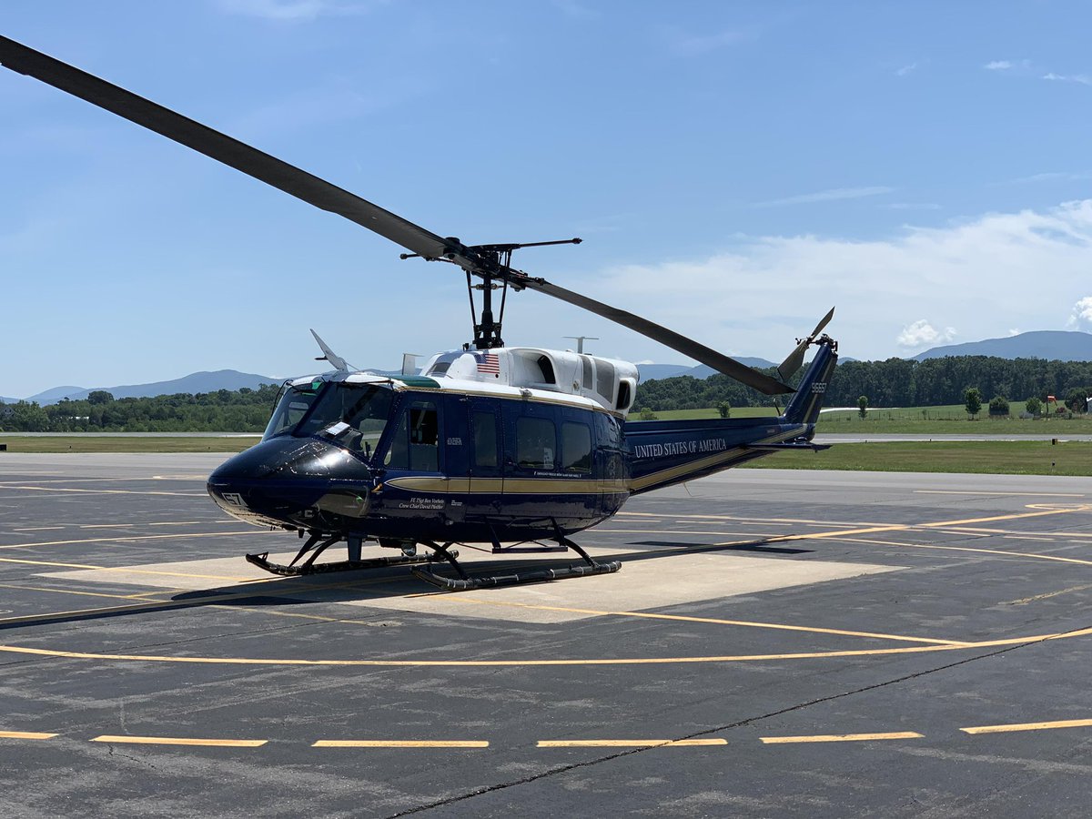 mid0yuri's tweet photo. @That_CS_Alfredo @krus_chiki 1st helicopter squadron uses hueys for transporting around VIPs in the DC area https://t.co/8zVte2jE29