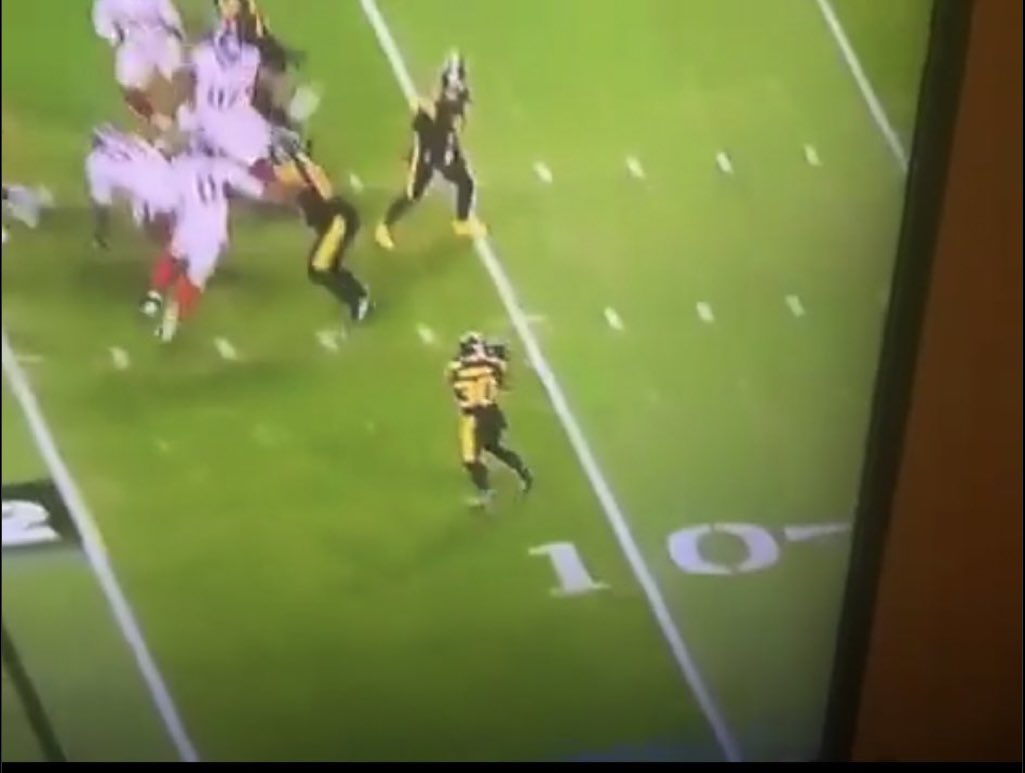 The_Batyote's tweet photo. @DKSportsbook how is this not a forward pass and reception. Literally robbing your customers… https://t.co/F2B7zTHY42