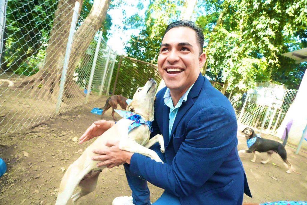 SHARONSALAZAR's tweet photo. Hoy es un día muy importante para la población tecleña y comasaguense, gracias al trabajo del Henry Flores, su concejo municipal y todo su equipo este día inauguramos el primer refugio y centro de rehabilitación de animales de compañía en abandono. https://t.co/AXoOfiUONc