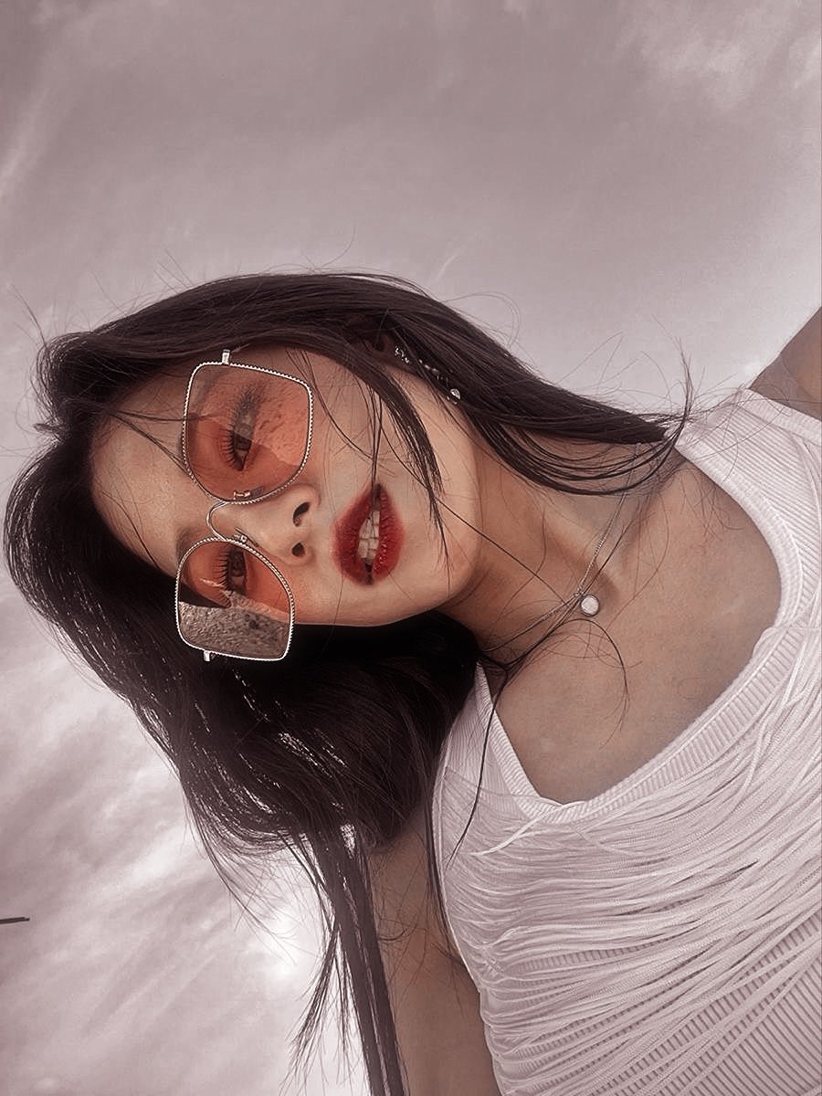 ㅤ

@𝐚𝐯𝐞𝐞.𝐝𝐯𝐫 𝐮𝐩𝐝𝐚𝐭𝐞𝐝!

❝ out and about to catch some vitamin d. finally, a breather from a busy schedule. how’s everyone doing lately?  

ㅤ