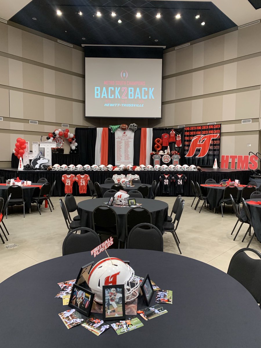 HTMSFOOTBALL's tweet photo. Our parents know how to decorate. #HTKnows #JustHewitt https://t.co/jmwl8sONFu