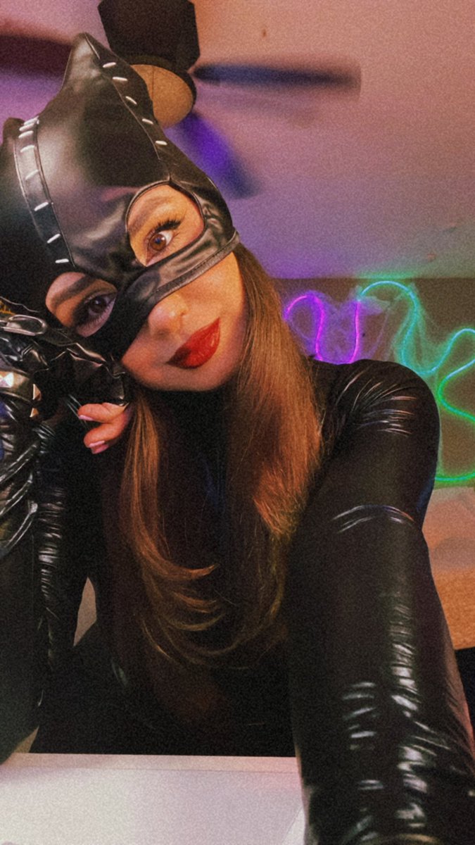 Anyone got a cat tree? 

Twitch.tv/abbycakes