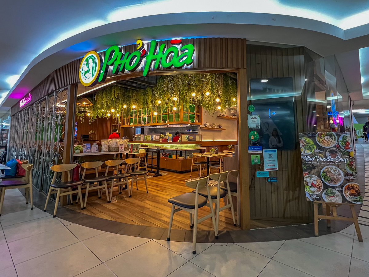 AranetaCity's tweet photo. Vietnamese food for lunch? Dine at Phở Hòa and savor Vietnam’s famous flavors. 🇻🇳🍜🥢
Located at 📍Upper Ground Floor, Ali Mall.✨
#CityOfFirst #AranetaCity #AranetaAt70 #PhoHoa https://t.co/AARCIyXqjI
