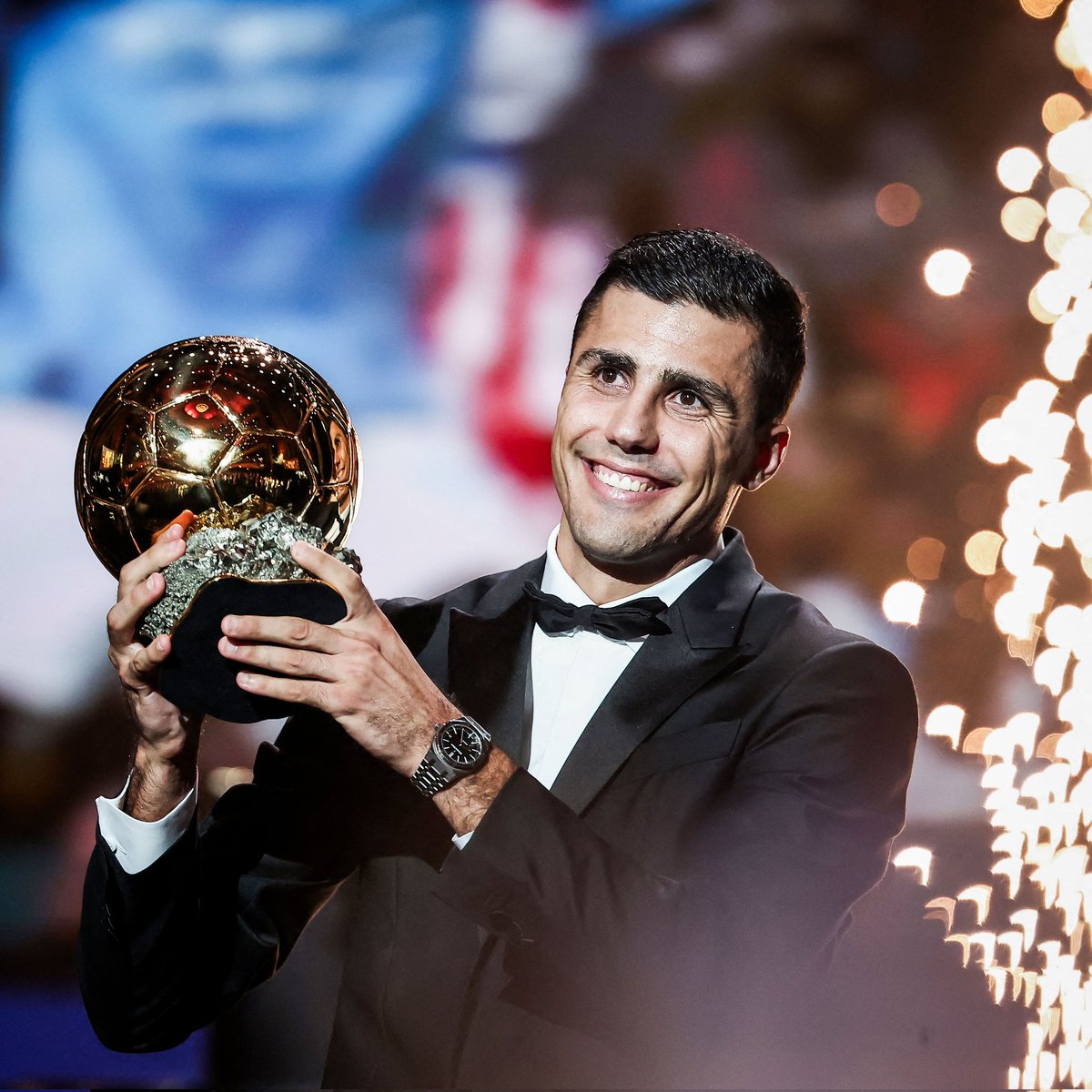 FayazVaipees's tweet photo. Best words from the Normal Guy✨: “I try to say to the kids, you don't need to be crazy… you can be a normal guy”.

“Try to do your best. And I would like thank God, because with these values, with this perseverance, at the end it gives you back”.

#Rodri #BallonDor https://t.co/wmjOkqCwKi