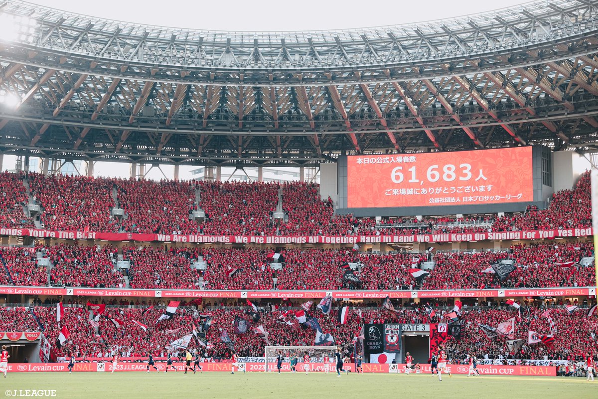 J_League's tweet photo. ／
クイズ！#ルヴァンカップ 🏆
＼

正解は4️⃣でした！

2023年11月4日(土)に開催されたアビスパ福岡 vs 浦和レッズの試合において、リーグカップ戦における最多入場者数（61,683人）を記録しました🏟️ https://t.co/4FgNs3HHKV