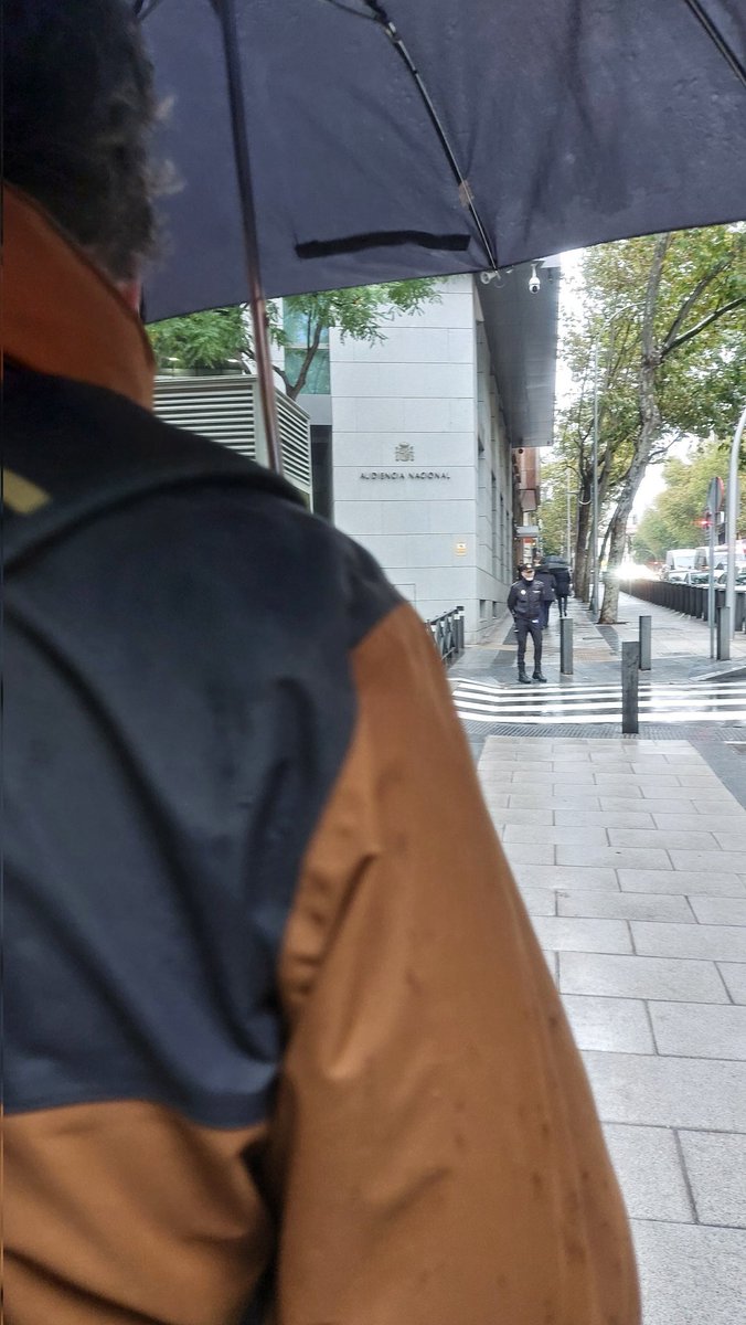 Estamos frente a la Audiencia Nacional acompañando a dos activistas de <a href="/SamidounPP/">Samidoun Network</a> <a href="/samidounspain/">Samidoun 🇵🇸 Red de Presxs Políticxs Palestinxs</a> investigadas por sus mensajes en apoyo a la población palestina ejerciendo su #LibertadDeExpresión. Pedimos la retirada de los cargos de enaltecimiento del terrorismo.