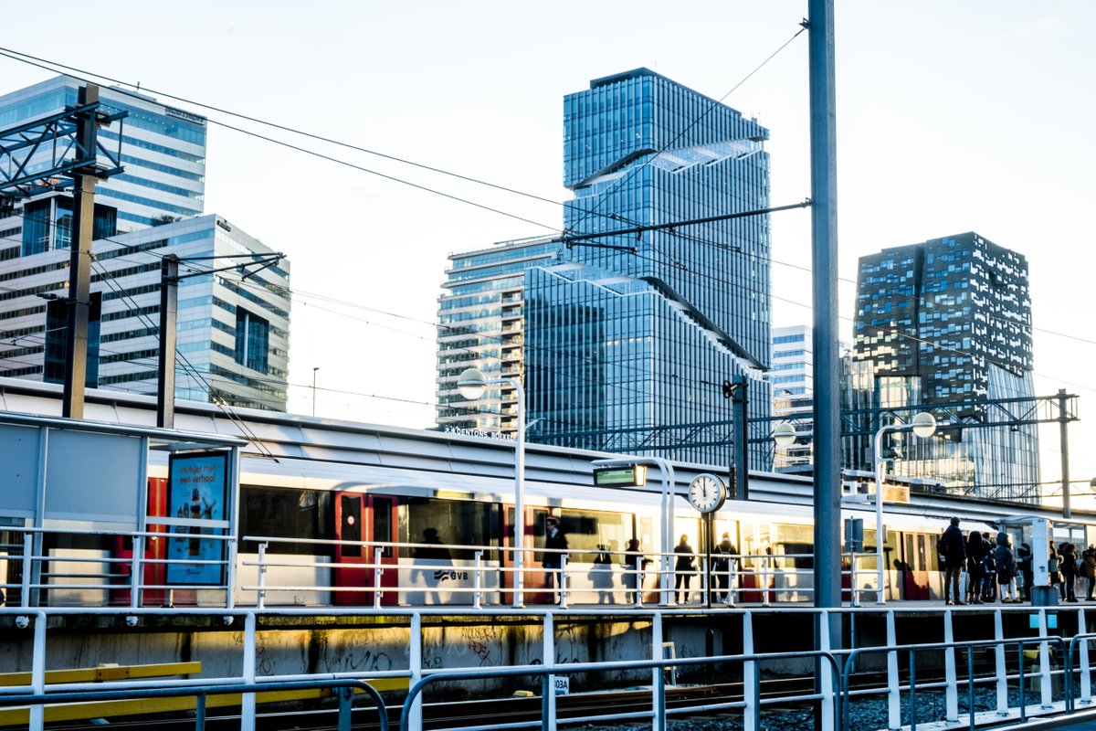 De miljarden euro’s die het kabinet op de plank laat liggen nadat het geld om verschillende redenen niet is benut, moeten worden uitgegeven. Onder meer aan afgesproken investeringen in infrastructuur. Die oproep doen MRA-bestuurders aan het kabinet: metropoolregioamsterdam.nl/oproep-mra-aan…