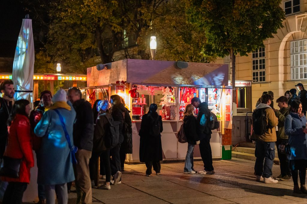 apaots_tp's tweet photo. Winter im MQ mit Konzerten, DJ Sets, Charity Punsch und mehr! https://t.co/wtNKb79Cz3 https://t.co/ZJWry3FZRw