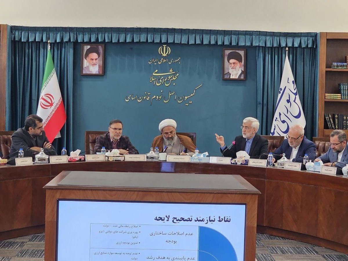 من فردا به عنوان یک شهروندی که در این مملکت هیچ پست و مقامی( که به بودجه‌بندی افتصاد مربوط باشد) ندارم  به کمیسیون اصل نود مراجعه خواهم کرد تا نظرم رو در مورد بودجه به نمایندگان ارائه بدم.
آیا به من اجازه داده خواهد شد روی همان صندلی‌ای که آقای جلیلی نشسته‌ است بنشینم؟