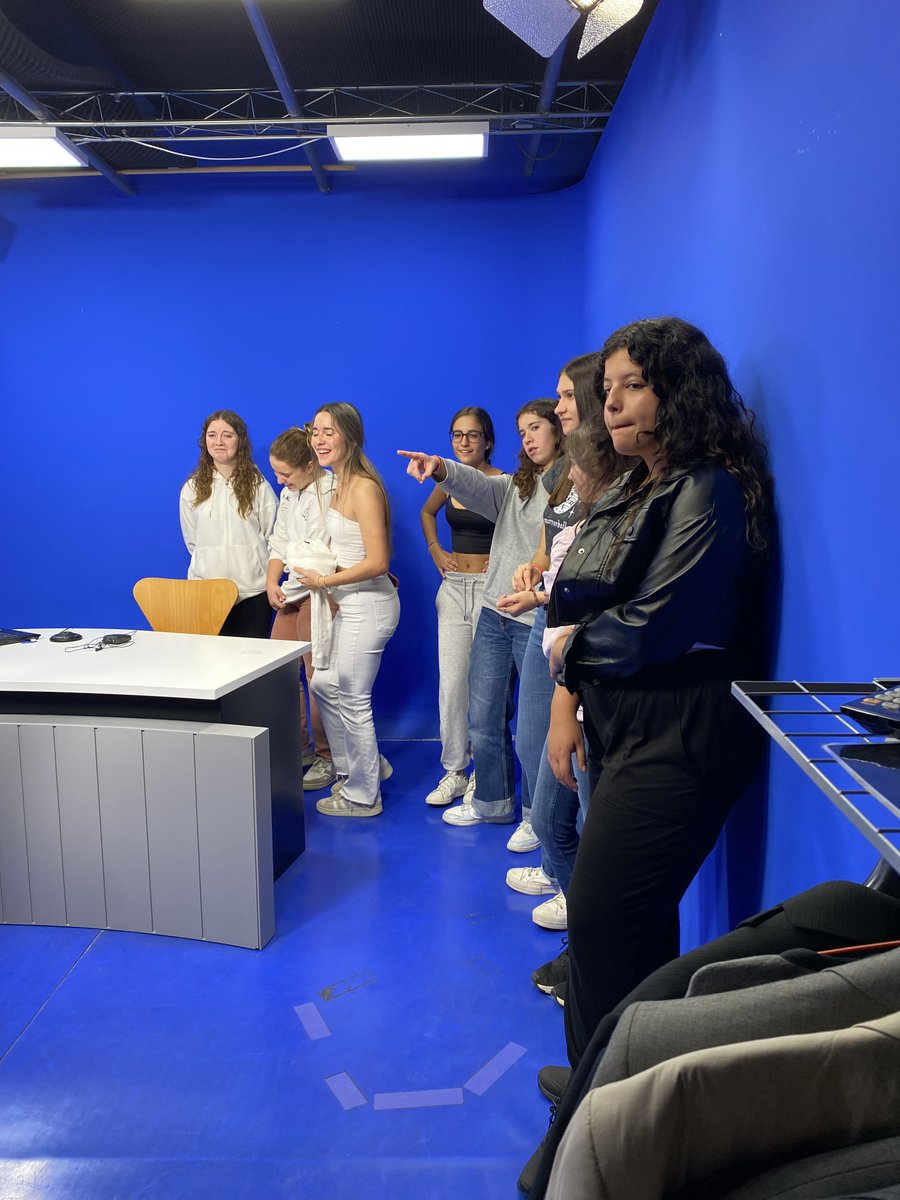 ins_alt's tweet photo. L'alumnat de 1r de batx que cursa comunicació i periodisme va visitar les instal·lacions de @rtvvilafranca. La visita va anar a càrrec del cap d'informatius de l'emissora, Josep Maria Soler que ens va ensenyar de ben a prop el sector de la comunicació en l'àmbit professional! https://t.co/ya8C22cOrb