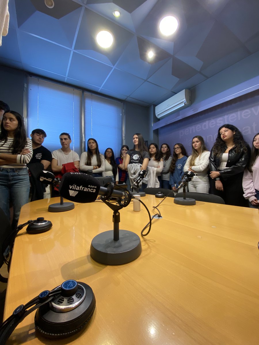 ins_alt's tweet photo. L'alumnat de 1r de batx que cursa comunicació i periodisme va visitar les instal·lacions de @rtvvilafranca. La visita va anar a càrrec del cap d'informatius de l'emissora, Josep Maria Soler que ens va ensenyar de ben a prop el sector de la comunicació en l'àmbit professional! https://t.co/ya8C22cOrb