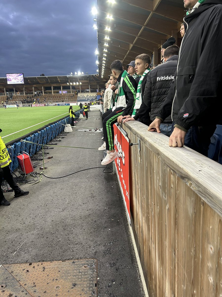 samhallsmatchen's tweet photo. Vi har i många år bjudit in barn till våra matcher. Som en förlängning av detta arbete valde vi och @BajenFans att starta upp med ett nytt samarbete som grundar sig i att vi ville visa flera barn en positiv supporterkultur och ge dom nya minnen för livet. Tack @BajenFans 💚 https://t.co/V0nSzZhslm