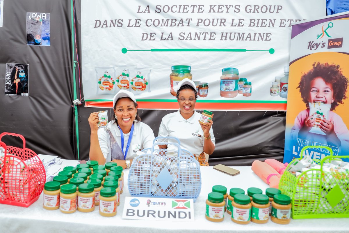 MagazineJimbere's tweet photo. 🏗️ Plus de 100 entreprises des États membres du @COMESA_HQ participent depuis le 28/10/2024 à l'exposition à l'hémicycle de #Kigobe, en marge du @COMESABusiness. Les participants avec qui nous avons échangé se disent avantagés de faire partie du COMESA

👩🏾‍🦱 Jeanine Floride Niyonkuru, entrepreneure burundaise et CEO de Key's Group spécialisée dans la transformation agro-alimentaire à base d'arachides et de gombo: "En tant que petite entrepreneure, cette exposition m'apporte énormément. J'apprends beaucoup des autres, qui ont des valeurs différentes des nôtres. Grâce au réseautage, j’obtiens de nouvelles idées. Par exemple, je ne savais pas que je pouvais me procurer directement en #Ouganda les emballages en provenance de Chine que j'utilise"

#Burundi #23ComesaSummit2024