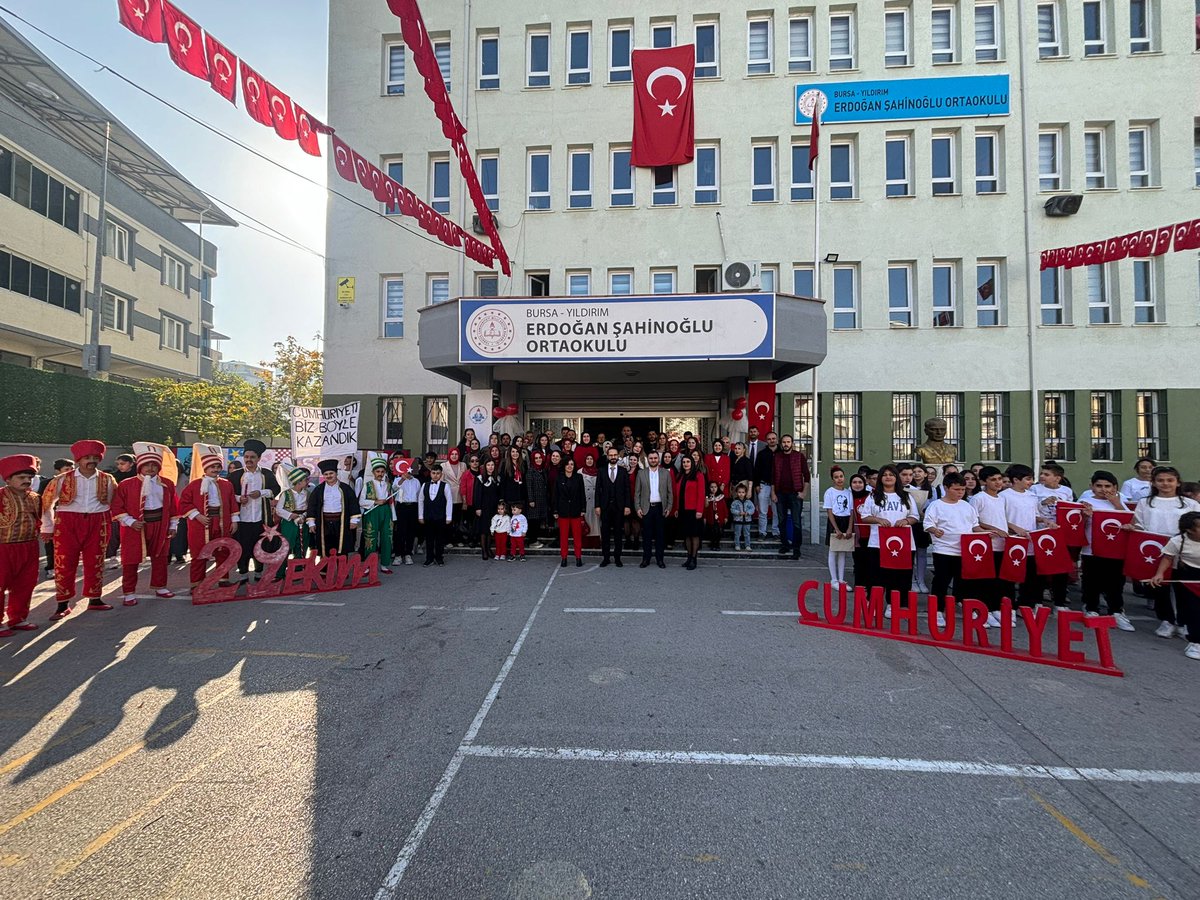 ersahinoo1992's tweet photo. 🎊🇹🇷Cumhuriyet Bayramı 🇹🇷🎊
@tcmeb
@bursailmem16
@yildirimilcemem
@ulumahmet

#bursa #yıldırım #esenevler #erdoğanşahinoğluortaokulu #29EkimCumhiyetBayramı #cumhuriyet #Bayram https://t.co/5Bsg0e2hkl