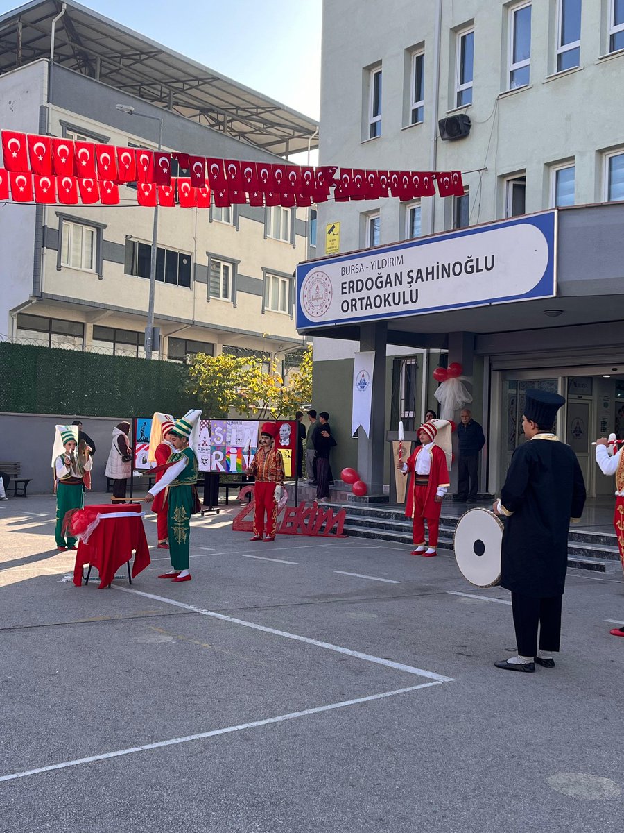 ersahinoo1992's tweet photo. 🎊🇹🇷Cumhuriyet Bayramı 🇹🇷🎊
@tcmeb
@bursailmem16
@yildirimilcemem
@ulumahmet

#bursa #yıldırım #esenevler #erdoğanşahinoğluortaokulu #29EkimCumhiyetBayramı #cumhuriyet #Bayram https://t.co/5Bsg0e2hkl
