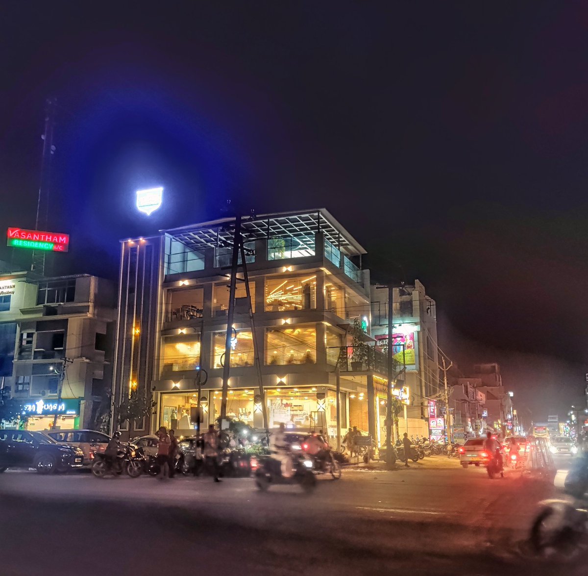 FoodThanjavur's tweet photo. #Thanjavur | Newly opened Krishna Sweets🇮🇳🍯5th Branch & Jay's Boulangerie French Styled Cafe 🇫🇷🥐🥨🍟🌭
📍opp to Maxi Vision Eye Hospital,
NBS Road, #Thanjavur 🍽️✨
#LiveKitchen #SkyRoof #FoodSpot https://t.co/txBITgQgWy