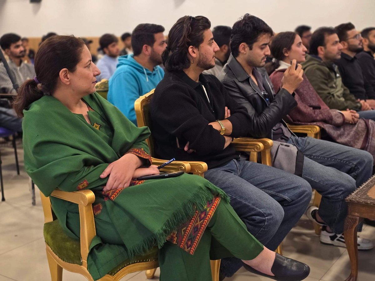 indiannewspanel's tweet photo. #BroadwayEducationHub, M.A. Road, #Srinagar, in collaboration with #KBITS, launched a #CISCO program this afternoon. The world's top #CISCO trainer, #KhawarButt, was the guest speaker https://t.co/dD9kngEEbT