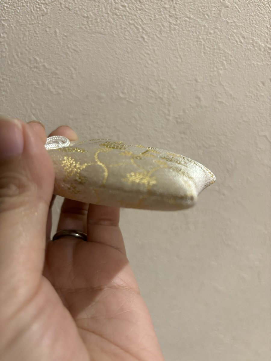 aneeejya's tweet photo. 安井金比羅宮の心機一転の御守りがいつの間にかパンッパンに膨れててびっくり……
悪いの吸い取ってくれてるっていう実感はめっちゃあります……🙏
どこまで膨らむのかこの先も観察していきます https://t.co/ivfwXZYm32