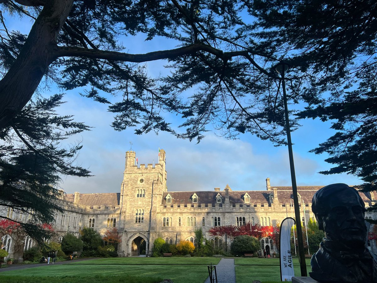 Beautiful morning on campus - just perfect for graduations. Congratulations to all of our folklore students who will be graduating this week. Comhgháirdeachas libh - ag súil le buaileadh libh ag an gcéimniú!