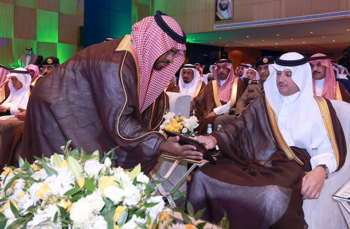 m_aljafry's tweet photo. رعى صاحب السمو الملكي الأمير #سعود_بن_طلال بن بدر محافظ #الأحساء ، رئيس مجلس إدارة جمعية البر بالأحساء ، مساء امس “الإثنين” حفل “البر 2024”، بحضور مديري الجهات الحكومية وأعضاء مجلس الإدارة وكبار الداعمين، وذلك في قاعة الشيخ عبدالعزيز بن حمد الجبر – رحمه الله – بجمعية أدباء الأحساء.

ودشّن سموّه مبادرة “سنابل البر” التي تهدف إلى تعزيز شراكات الجمعية مع العديد من الجهات ذات العلاقة بالتنمية المجتمعية، وتشمل عدة فئات منها: “سنابل البر للداعم المتميز”، “سنابل البر للشراكة المجتمعية”، “سنابل البر للمشروع المتميز”، “سنابل البر للمركز المميز”، “سنابل البر الإعلامية”، و”سنابل البر للمسؤولية المجتمعية”.

وأشاد سموّه بجهود جمعية البر بالأحساء في دعم الأسر المستفيدة بشكل خاص، وتنمية المجتمع بشكل عام، مثنيًا على دور الجمعية في دعم التعليم والجوانب الرعوية. كما ثمّن سموّه ما توليه القيادة الرشيدة - حفظها الله - من عناية بالقطاع غير الربحي واهتمامها ببناء الإنسان.

وألقى الأستاذ عبدالمحسن بن عبدالعزيز الجبر كلمة نيابةً عن المكرمين، قدّم فيها شكره لصاحب السمو الأمير سعود بن طلال بن بدر على تكريمه لرئيس وأعضاء مجلس الإدارة السابق، مثمّنًا جهودهم وعطائهم خلال فترة عضويتهم. كما استذكر الإنجازات التي تحققت خلال تلك الفترة، مشيرًا إلى أن الجمعية تمر حاليًا بفترة زاهرة من التنظيم والمتابعة، في ظل الدعم الإداري والرسمي الذي توفره المملكة للعمل الخيري. وأعرب عن تهانيه للمجلس الجديد، مشيدًا بأعضائه الكرام، ومتمنيًا لهم التوفيق في مواصلة مسيرة الجمعية المباركة.

من جانبه، أوضح عضو مجلس إدارة الجمعية، الدكتور مهنا بن عبدالله الدلامي، في كلمة الجمعية، أن الجمعية ما زالت تجني ثمار العمل المنظم الذي تتبعه منذ تأسيسها. وبيّن أن بيئة العمل أسهمت في رفع مستويات الأداء، مما أسفر عن تحقيق الجمعية درجة 99.92% في تطبيق معايير الحوكمة ، وأشار إلى أن الجمعية تقدم مساعدات رعوية وتنموية من خلال برامج متنوعة، وتنفذ برامج تدريبية على المهارات الحياتية، بالإضافة إلى تقديم السلال الغذائية عبر المنافذ الإلكترونية، واستلام الطلبات الإلكترونية لتوكيل الزكاة، وتنظيم عقد الإيجار الموحد. كما أشار إلى اهتمام الجمعية بأبنائها الأيتام من خلال تنظيم برامج صيفية نوعية، حققت نتائج إيجابية بتقييم من خبراء أكاديميين. وأكد أن الجمعية تسهم أيضًا في تعزيز التملك السكني للأسر الأشد حاجة، تحقيقًا لمستهدفات رؤية السعودية 2030، وذلك عبر رفع نسبة تملك الأسر السعودية.

وأوضح الدكتور الدلامي أن إيرادات الجمعية للسنة المالية 2023م بلغت (127,318,894 ريالًا)، محققةً نموًا بنسبة 10.17% مقارنة بالسنة المالية 2022م، كما بلغت المساعدات التي قدمتها الجمعية للمستفيدين والمحتاجين (102,606,875 ريالًا)، استفاد منها أكثر من (933,231 حالة)، بالإضافة إلى تسليم 70 وحدة سكنية بالشراكة مع الجمعيات الأهلية بالأحساء خلال العام الماضي.

وفي ختام الحفل، كرّم سموّه أعضاء مجلس إدارة جمعية البر السابقين، إلى جانب عدد من أهم شركاء الجمعية والداعمين.